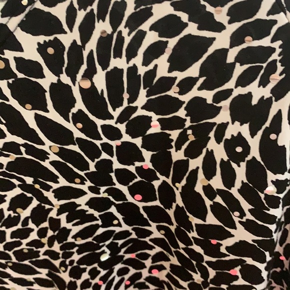 Beautiful top - Picture 3 of 3